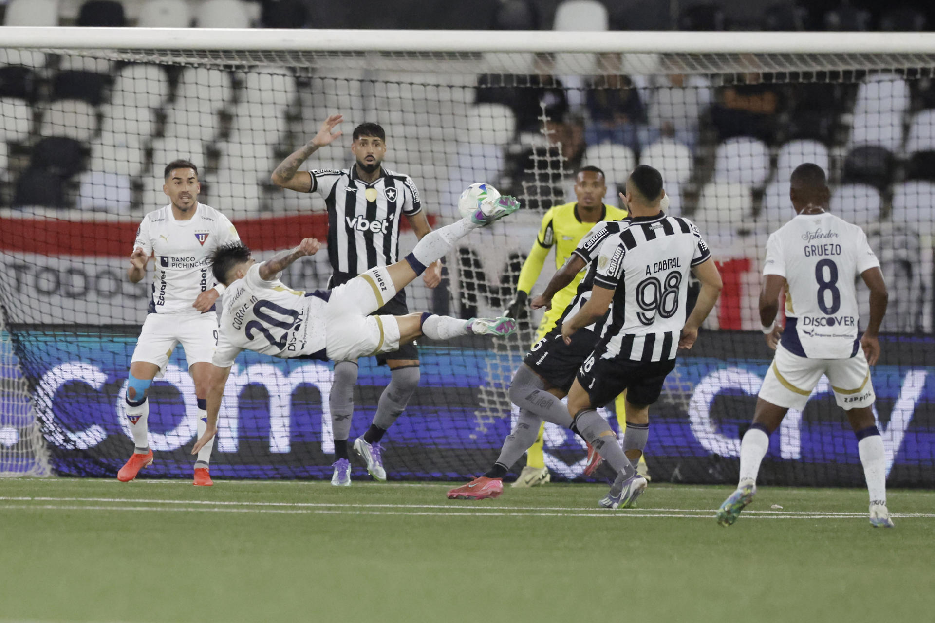 Fernando Cornejo (c) de LDU Quito patea el balón durante un partido de octavos de final de la Copa Libertadores. EFE/ Andre Coelho