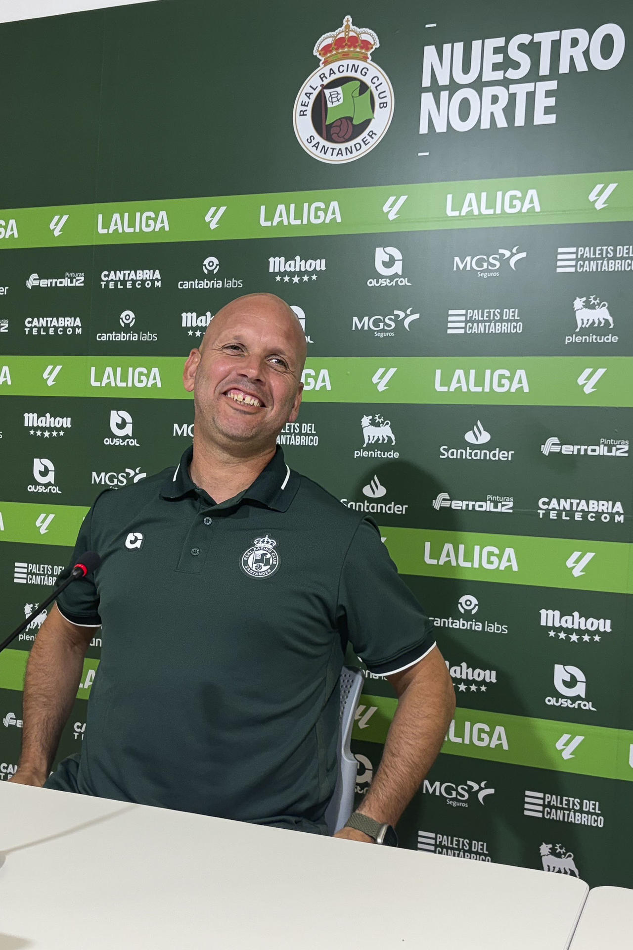 El entrenador del Real Racing Club, José Alberto López, durante la rueda de prensa previa al primer encuentro de LaLiga HYPERMOTION que disputará el conjunto verdiblanco ante el Castellón. EFE/ Kike Serrano Mirones

