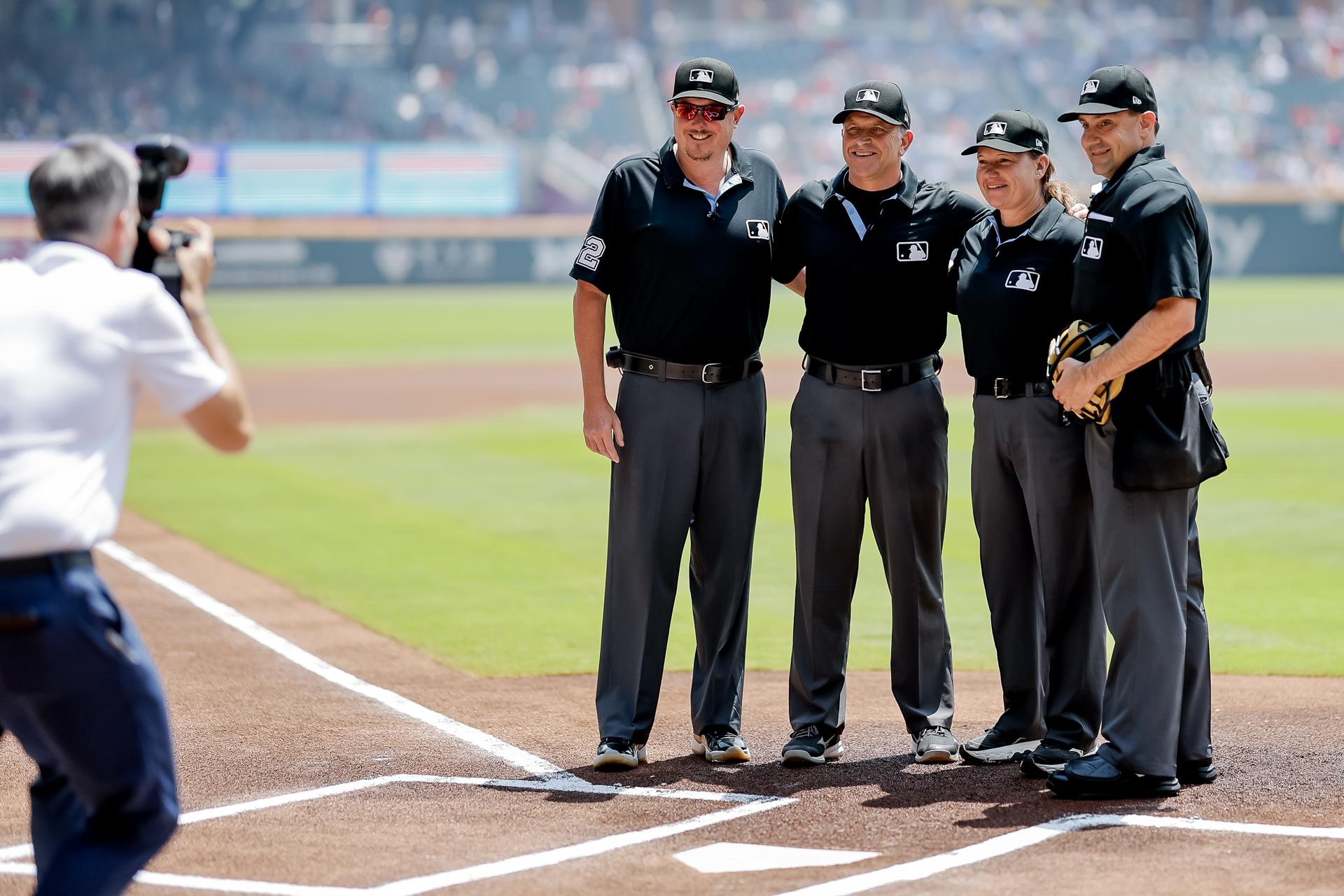 Jen Pawol, la primera árbitra en el béisbol de las Grandes Ligas, posa con los otros 'umpires'. EFE/EPA/ERIK S. LESSER