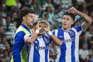 El jugador del FC Oporto William Gomes (C) celebra con sus compañeros el 0-2 durante el partido de la Liga Portuguesa que han jugado Sporting CP y FC Porto, en Lisboa, Portugal. EFE/EPA/JOSE SENA GOULAO