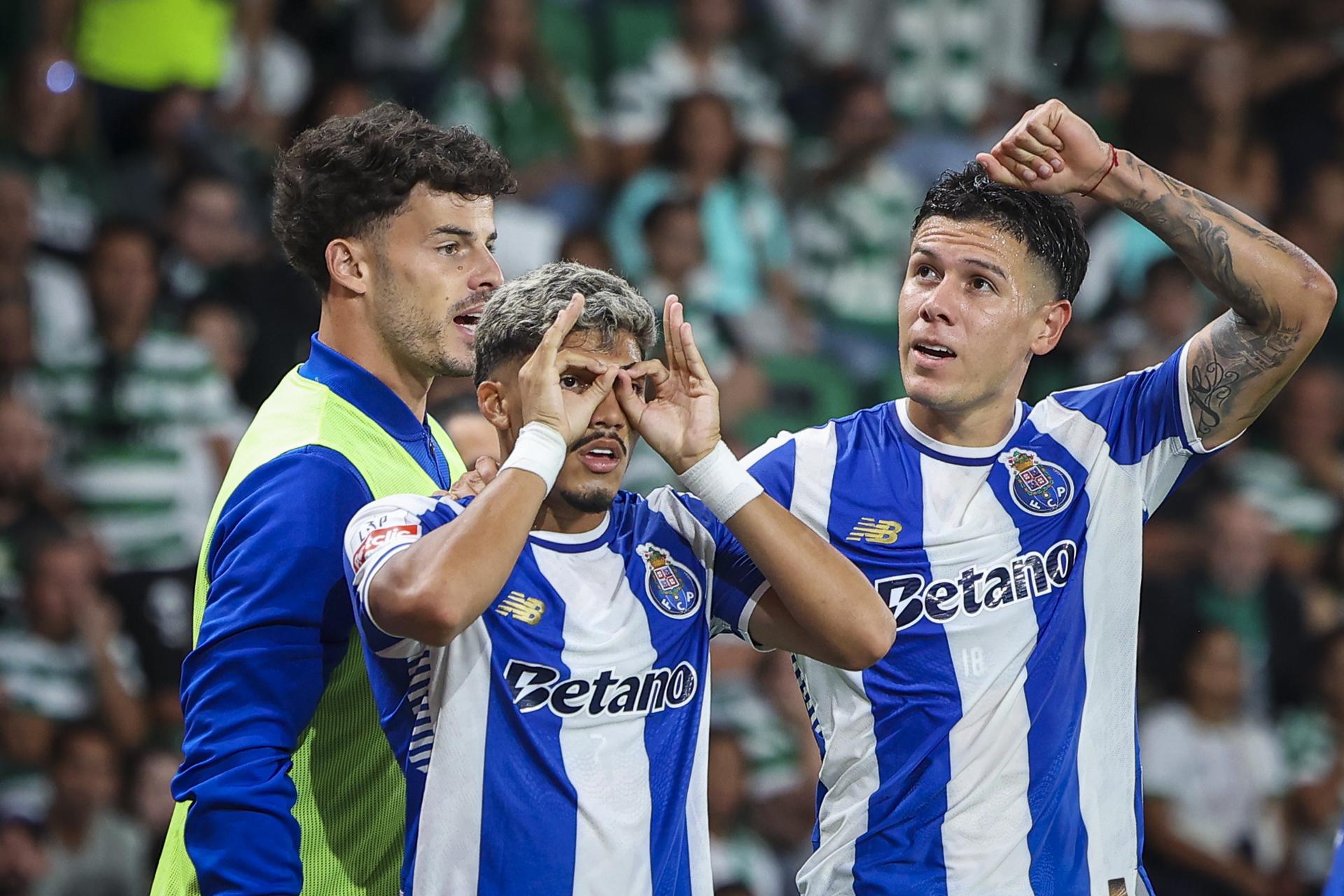 El jugador del FC Oporto William Gomes (C) celebra con sus compañeros el 0-2 durante el partido de la Liga Portuguesa que han jugado Sporting CP y FC Porto, en Lisboa, Portugal. EFE/EPA/JOSE SENA GOULAO