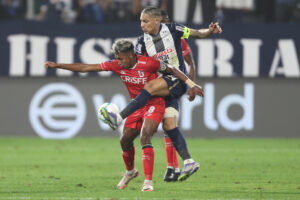 Paolo Guerrero (d) de Alianza Lima disputa el balón con Daniel Clavijo de la U Católica de Quito este miércoles en un partido de los octavos de final de la Copa Sudamericana, en Lima. EFE/ Paolo Aguilar