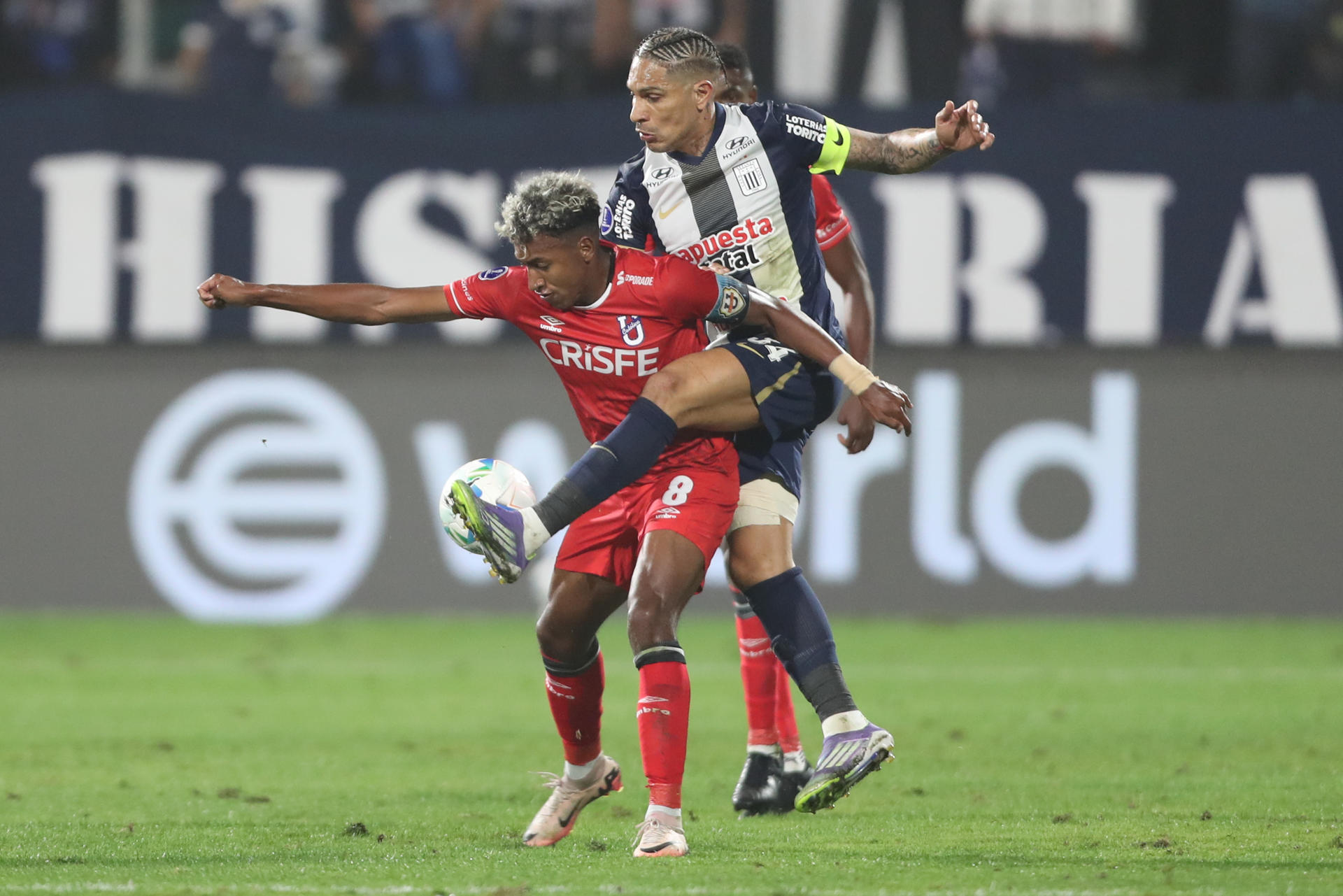 Paolo Guerrero (d) de Alianza Lima disputa el balón con Daniel Clavijo de la U Católica de Quito este miércoles en un partido de los octavos de final de la Copa Sudamericana, en Lima. EFE/ Paolo Aguilar