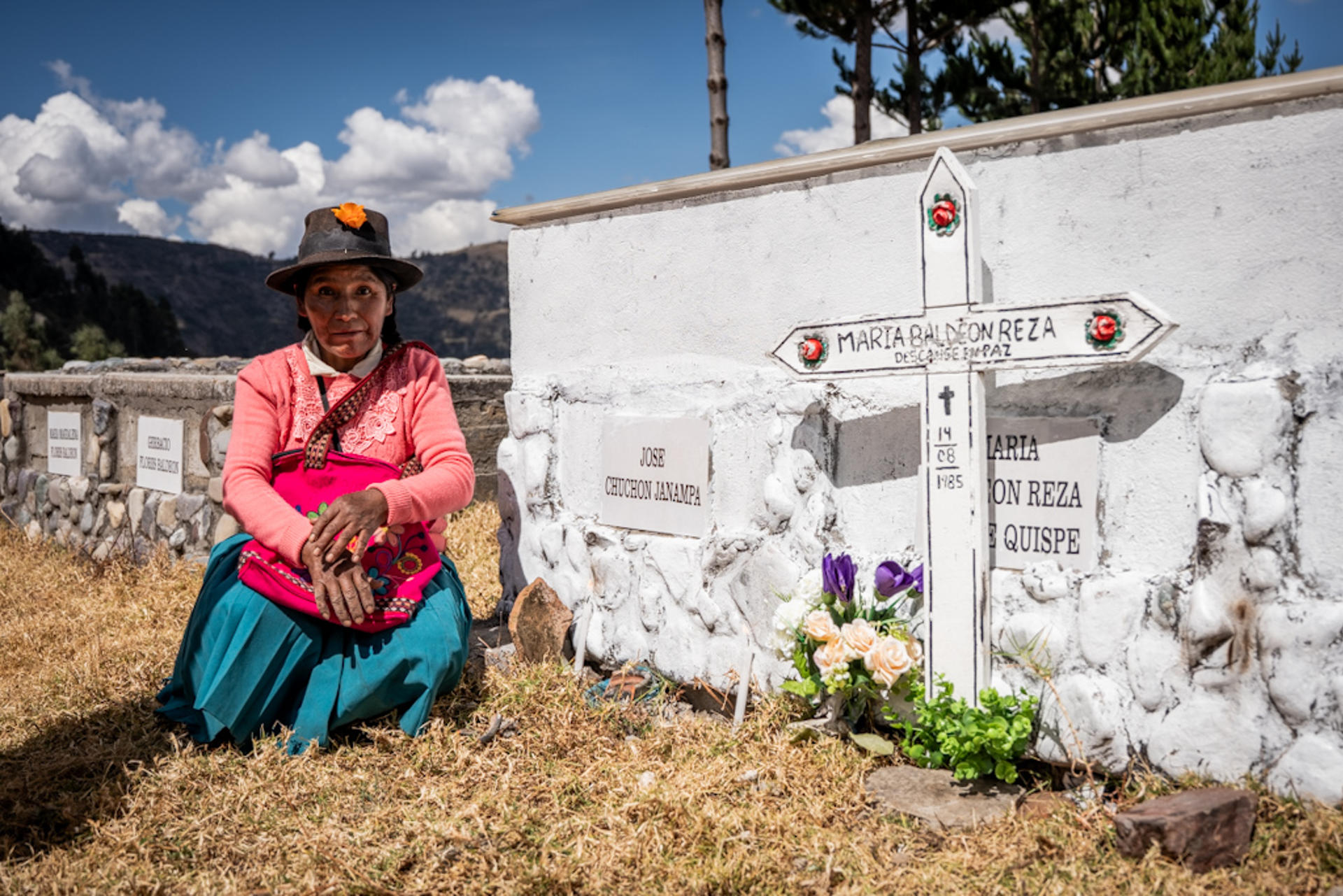 Una persona posa junto a una sepultura este jueves, en el 'Lugar de la Memoria de Accomarca', en Accomarca (Perú). EFE/ Malú Ramahí
