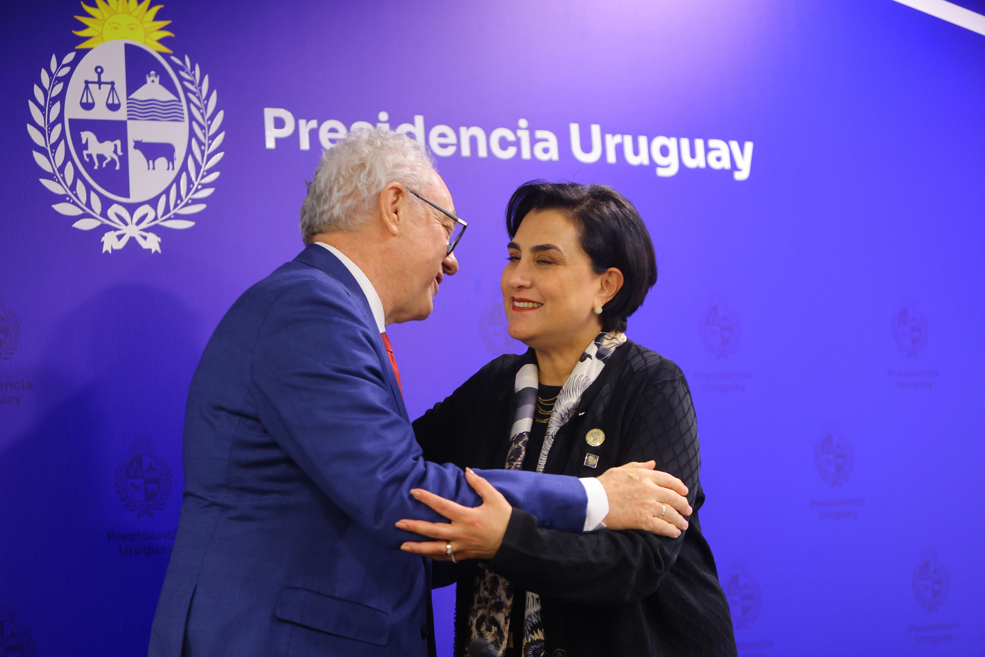 El canciller de Uruguay, Mario Lubetkin (i), saluda a su homóloga de Ecuador, Gabriela Sommerfeld, este martes, en la sede del Poder Ejecutivo en Montevideo (Uruguay). EFE/ Gaston Britos
