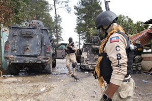 Fotografía de miembros de la Policía Nacional de Haití (PNH) patrullando tras el ataque de una pandilla. EFE/ Patrice Noel