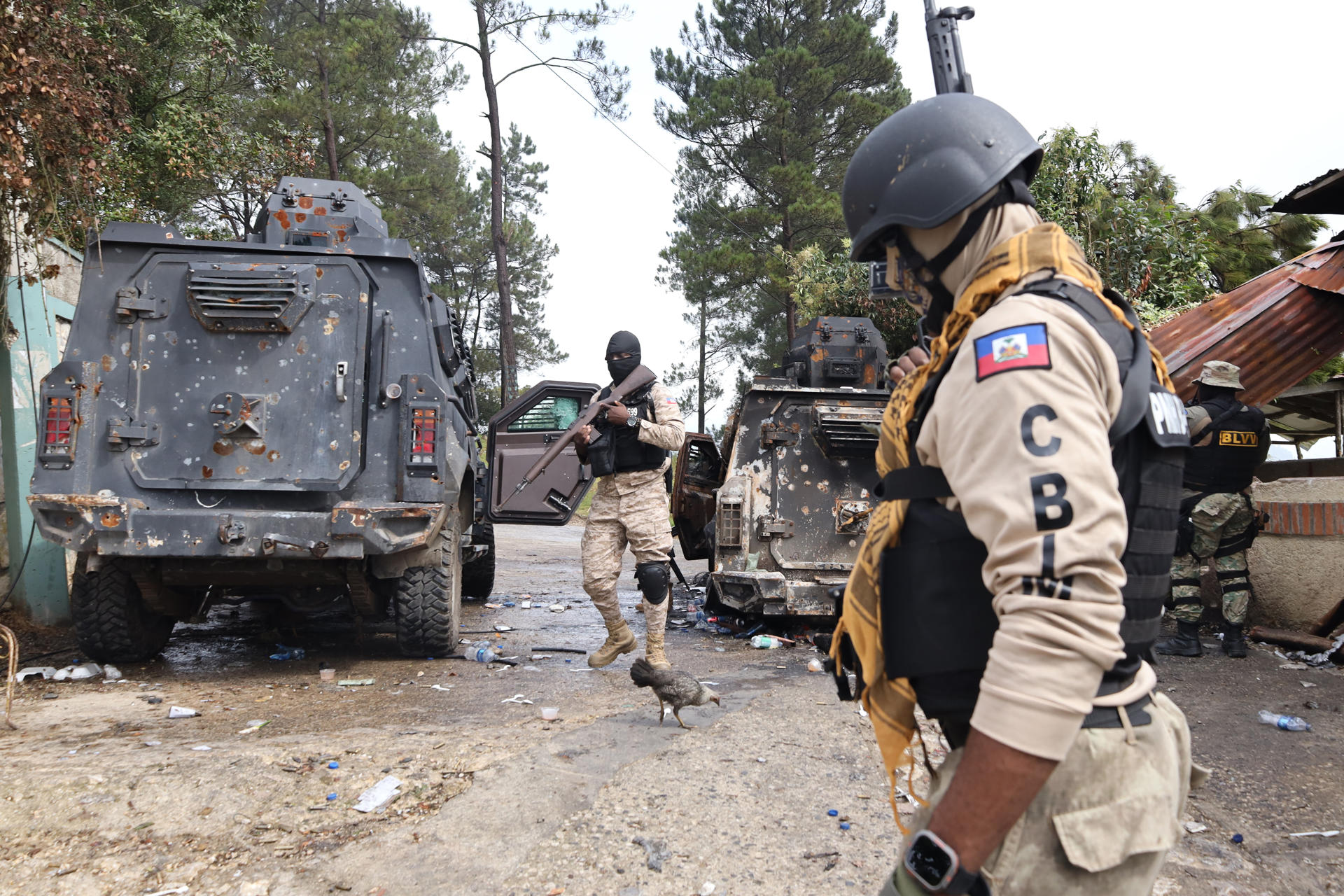 Fotografía de miembros de la Policía Nacional de Haití (PNH) patrullando tras el ataque de una pandilla. EFE/ Patrice Noel