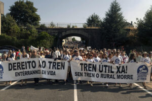 Manifestación convocada por la plataforma ciudadana 'Dereito ao Tren' para exigir al Ministerio de Transportes la inmediata reordenacióndeloshorariosferroviarios, con el fin de garantizar conexiones útiles adaptadas a las necesidades de la población de la zona de influencia de la estación A Gudiña–Porta de Galicia. EFE/ Brais Lorenzo