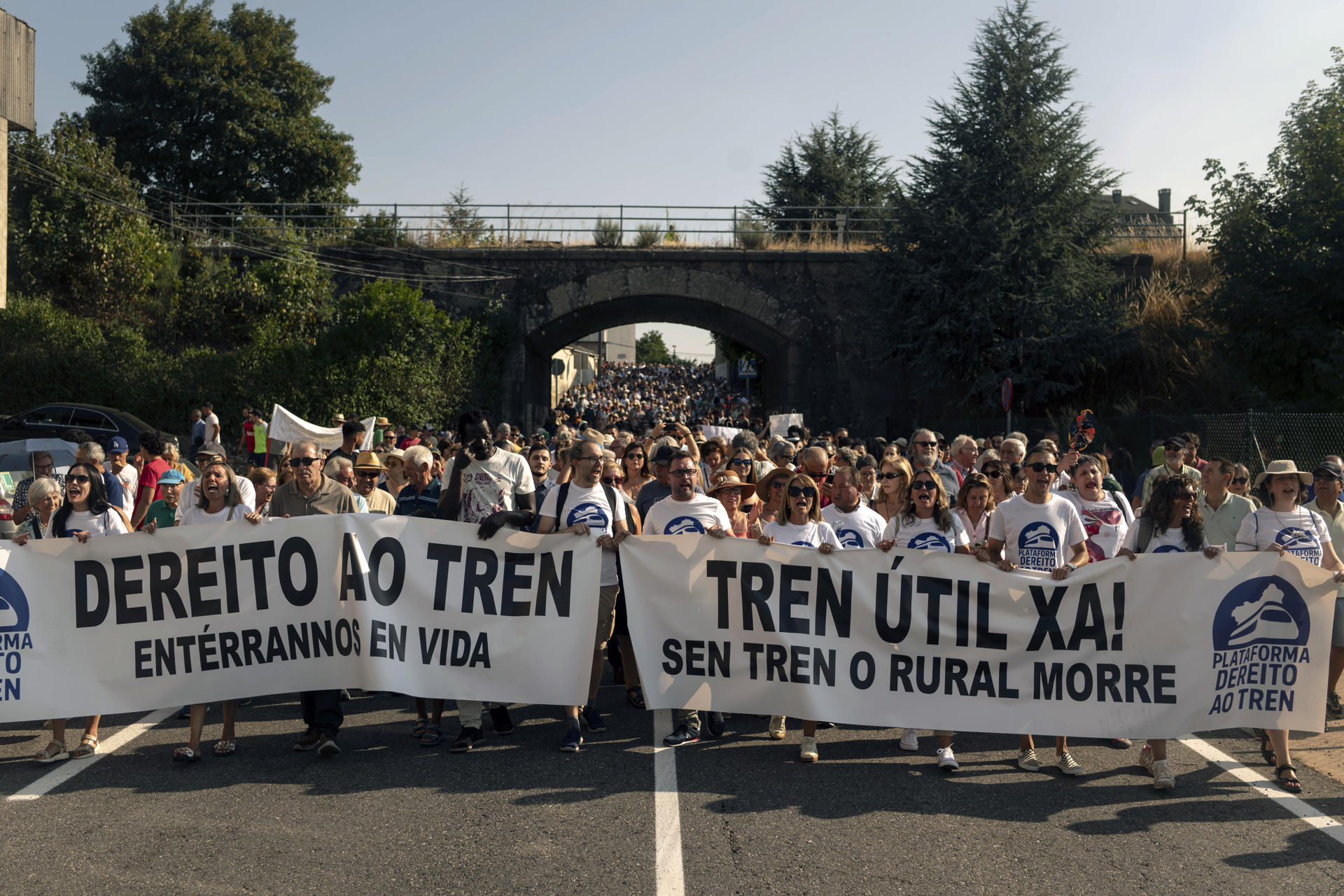 Manifestación convocada por la plataforma ciudadana 'Dereito ao Tren' para exigir al Ministerio de Transportes la inmediata reordenacióndeloshorariosferroviarios, con el fin de garantizar conexiones útiles adaptadas a las necesidades de la población de la zona de influencia de la estación A Gudiña–Porta de Galicia. EFE/ Brais Lorenzo