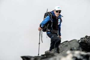 A sus 86 años, Carlos Soria vuelve a Nepal. No es la primera vez ni será una cualquiera: regresa para enfrentarse de nuevo al Manaslu, la octava montaña más alta del mundo, medio siglo después de haber formado parte de la primera expedición española a un ochomil. Esta vez, asegura a EFE, lo hace como un homenaje y no como parte de su viejo sueño de coronar las catorce grandes cumbres del planeta: "Como ya hace 50 años desde aquella primera expedición, lo que quiero es ir a celebrarlo para intentar subir otra vez. Ese es el motivo. En los 14 ochomiles ahora no pienso en absoluto". EFE/Cuenta Facebook de Carlos Soria