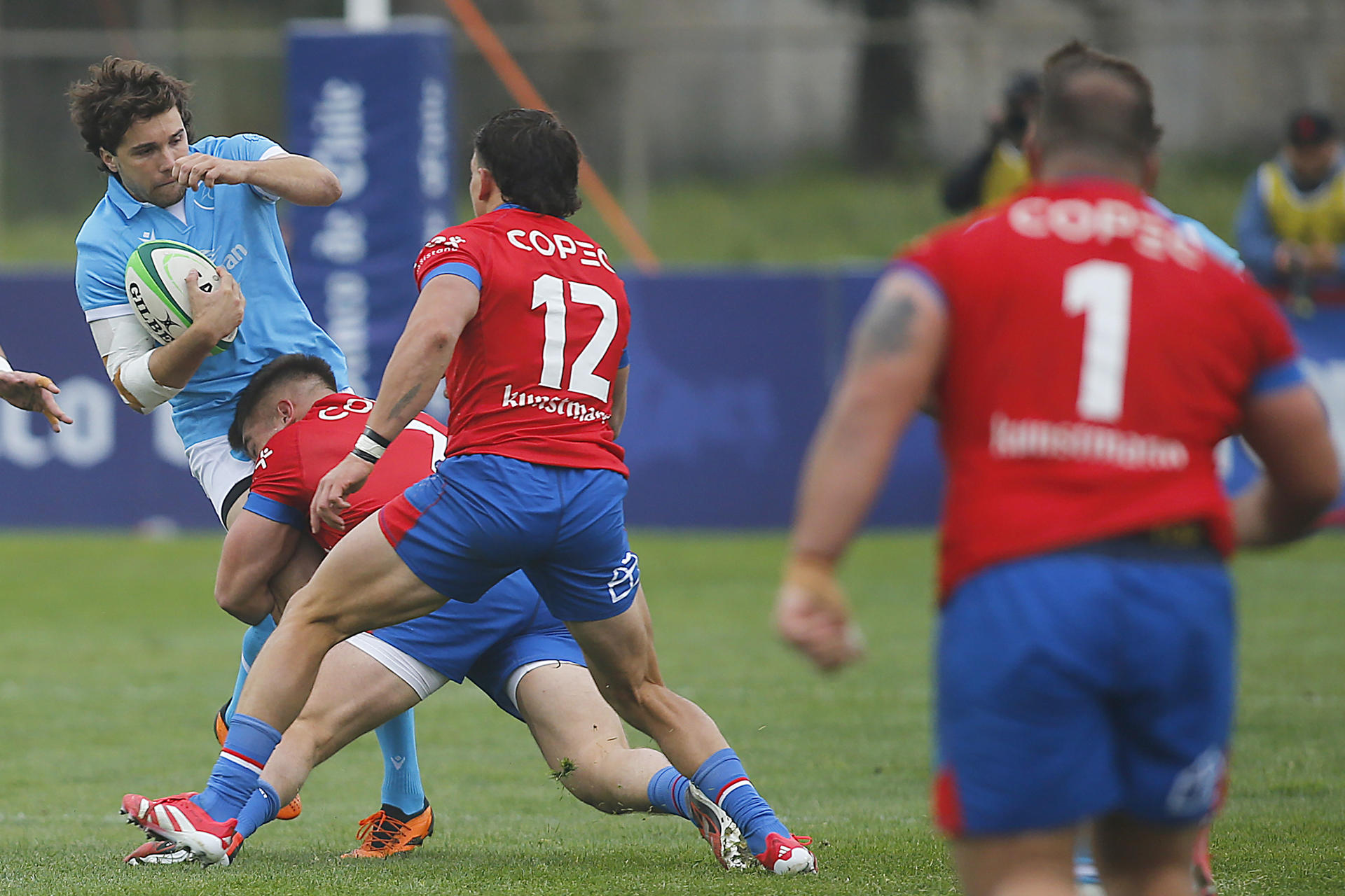 Diego Escobar (d), de Chile, disputa un balón con Felipe Etcheverry (i), de Uruguay, durante un partido clasificatorio a la Copa Mundial de Rugby de 2027 en el estadio Municipal de La Pintana, en Santiago. EFE/Esteban Garay