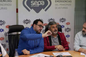 El presidente del Principado, Adrián Barbón y el consejero de Medio Ambiente, Alejandro Calvo (d) durante la reunión matinal celebrada este domingo en el Centro de Coordinación, en La Morgal. EFE/Paco Paredes