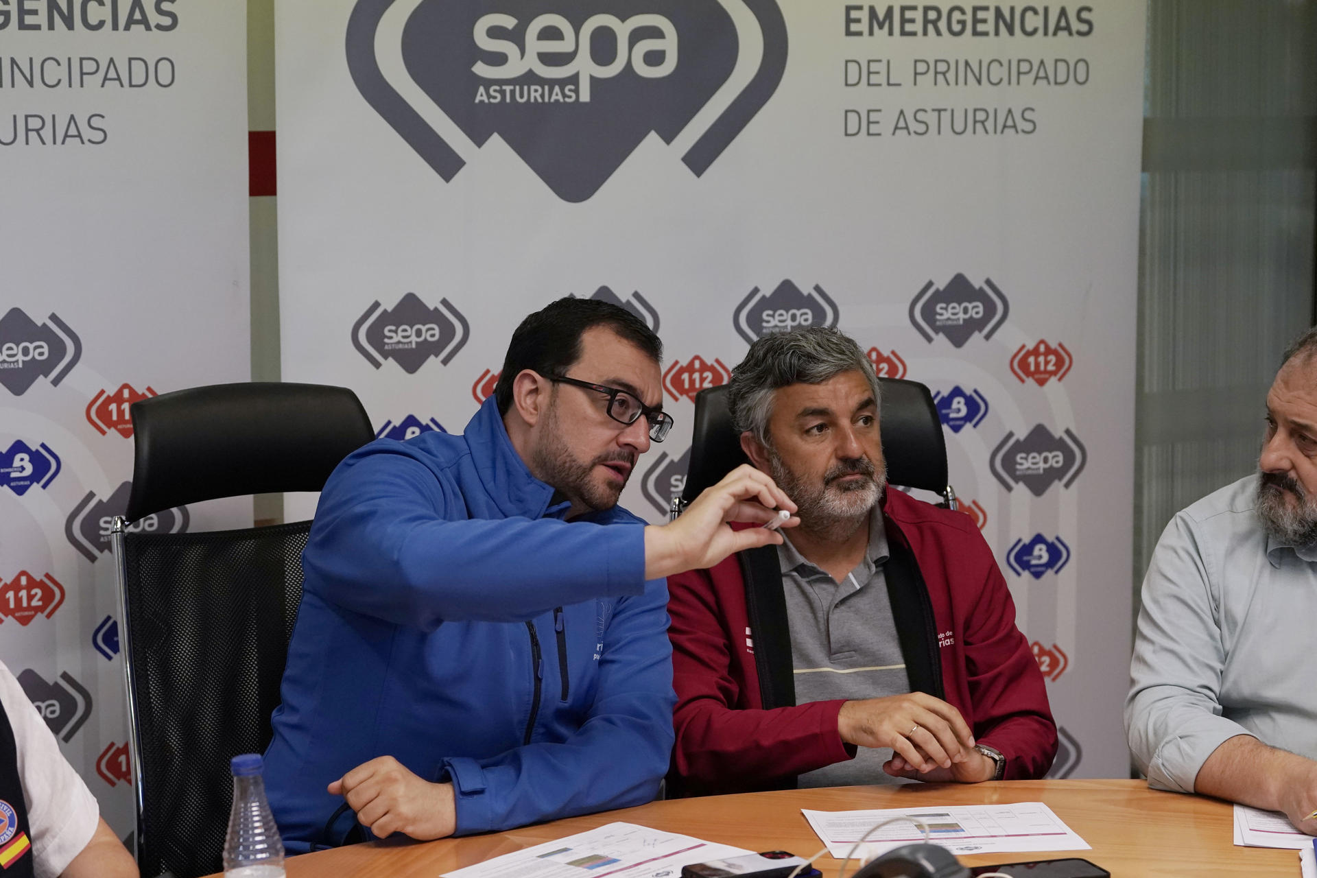 El presidente del Principado, Adrián Barbón y el consejero de Medio Ambiente, Alejandro Calvo (d) durante la reunión matinal celebrada este domingo en el Centro de Coordinación, en La Morgal. EFE/Paco Paredes
