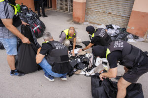 Un dispositivo conjunto formado por unos 250 agentes de los Mossos d'Esquadra, Guardia Civil, Policía Nacional y Policía Local de Roses (Girona) se ha activado a primera hora de la mañana en esta localidad de la Costa Brava para desmantelar una red dedicada al 'top manta'.EFE/ David Borrat