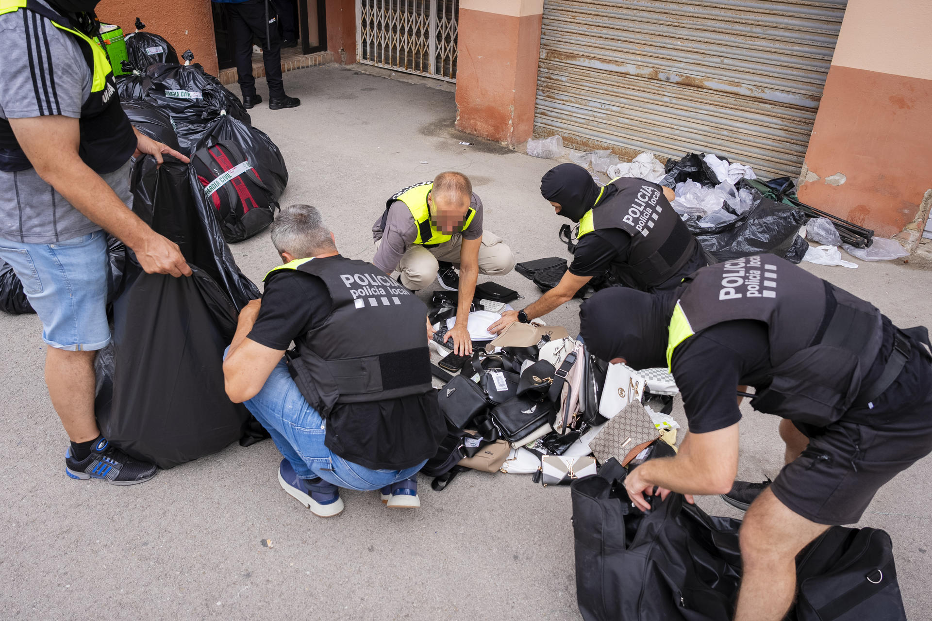 Un dispositivo conjunto formado por unos 250 agentes de los Mossos d'Esquadra, Guardia Civil, Policía Nacional y Policía Local de Roses (Girona) se ha activado a primera hora de la mañana en esta localidad de la Costa Brava para desmantelar una red dedicada al 'top manta'.EFE/ David Borrat