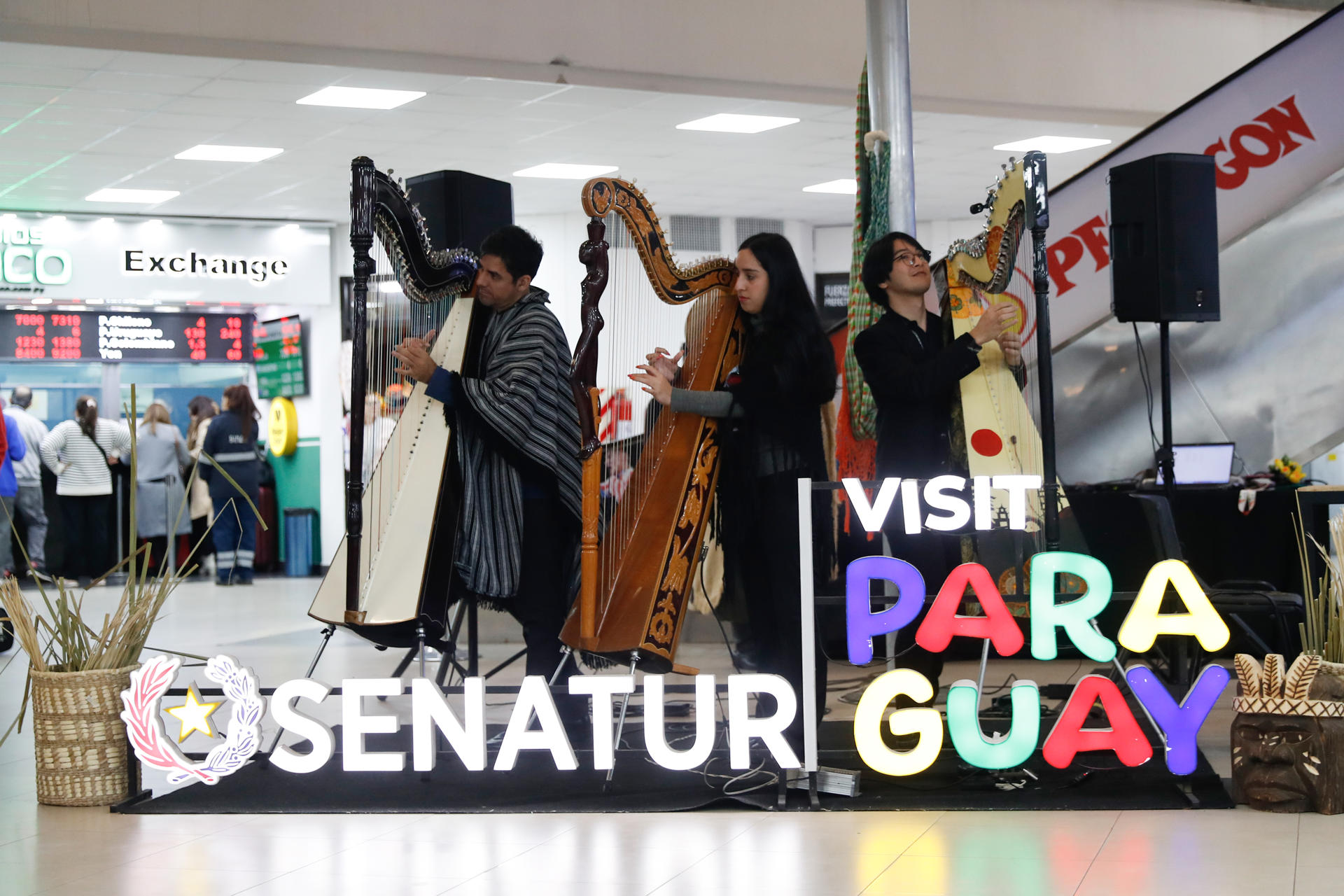Músicos participan en el recibimiento de los visitantes y de las delegaciones que harán parte de los II Juegos Panamericanos Junior ASU2025 en el Aeropuerto Internacional Silvio Pettirossi, en Luque (Paraguay). EFE/Juan Pablo Pino