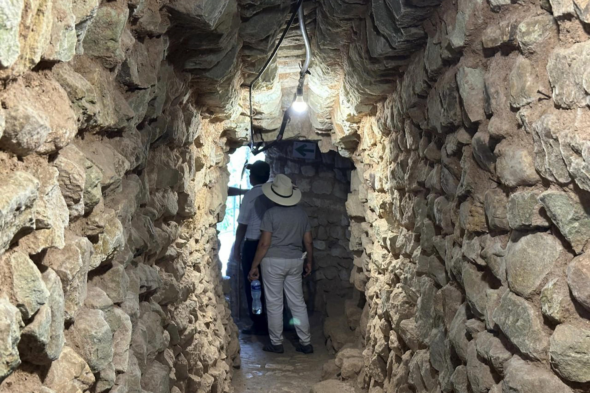 Fotografía del 2 de mayo 2025 que muestra personas al interior de los túneles del parque arqueológico Copán Ruinas, en Copán (Honduras). EFE/Germán Reyes
