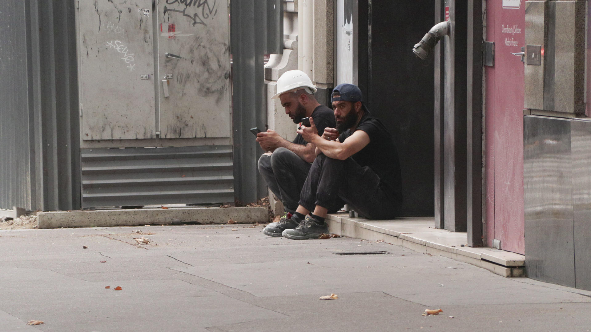 Dos obreros hacen una pausa al lado del edificio en el que trabajan, situado en París, en plena ola de calor. Servicios meteorológicos franceses prevén posibles récords anuales de temperaturas este miércoles, por encima de los 40 grados, en los valles del Ródano y del Isère, en torno a las ciudades de Lyon y de Grenoble, en un día en que el calor va a dar un ligero y breve respiro al suroeste del país. EFE/Edgar Sapiña