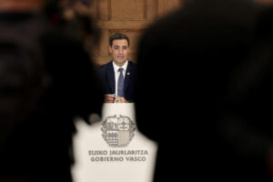El lehendakari, Imanol Pradales, preside este jueves en San Sebastián, el primer Consejo de Gobierno vasco del nuevo curso. EFE/Javi Colmenero