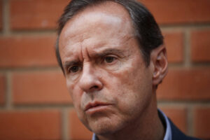 El expresidente y candidato a la presidencia de Bolivia, Jorge Tuto Quiroga, habla durante una entrevista con EFE este martes, en La Paz (Bolivia). EFE/ Rodrigo Sura