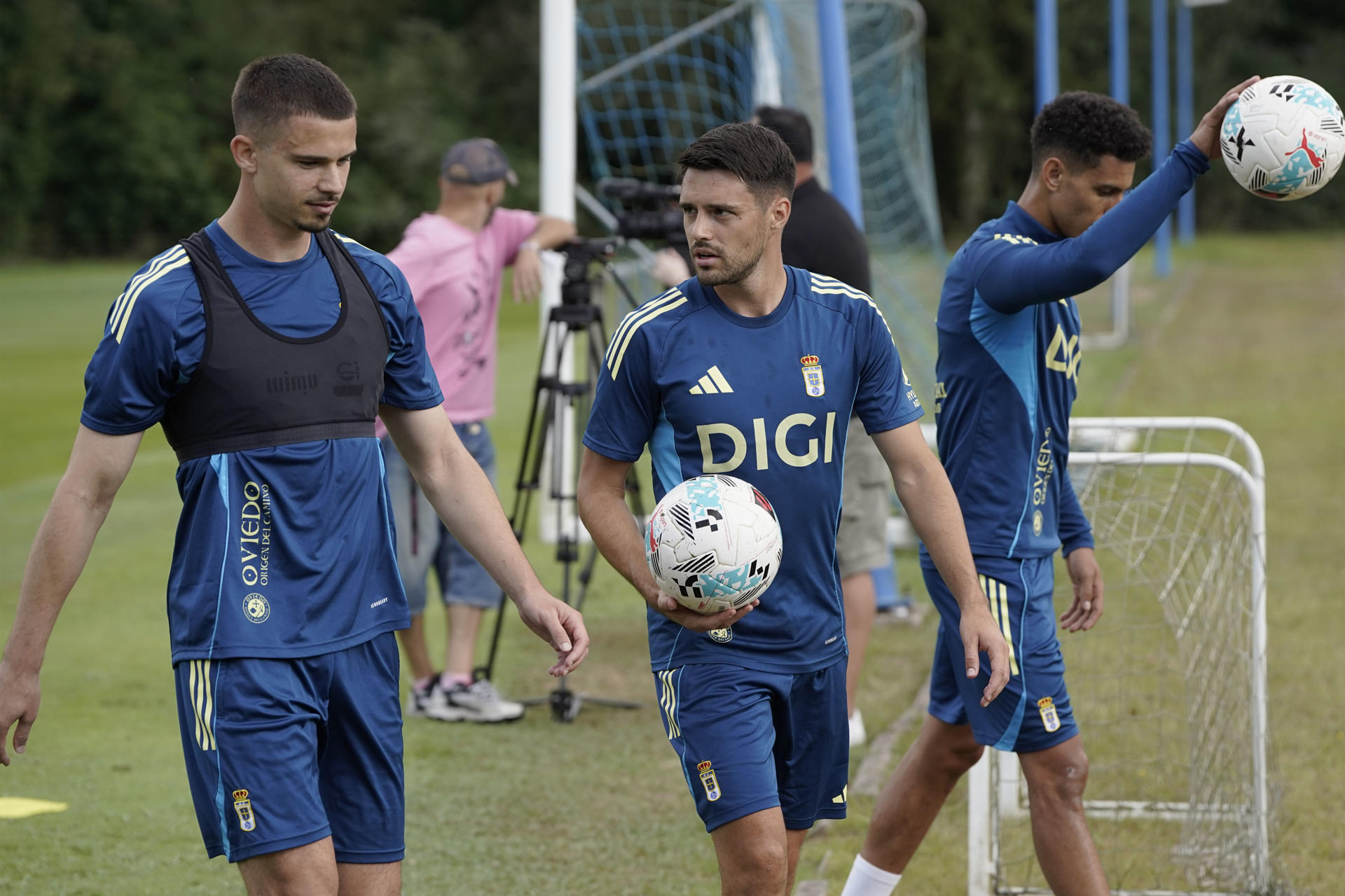 Josip Brekalo (d), último fichaje del Real Oviedo, junto a otra nueva incorporación, Dendoncker (i), durante el entrenamiento del equipo este viernes, el penúltimo antes de recibir el domingo en el Carlos Tartiere al Real Madrid. EFE/Paco Paredes