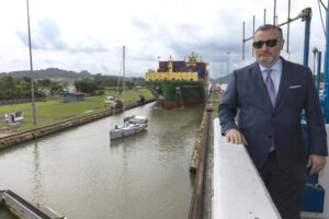 Fotografía cedida por la Autoridad del Canal de Panamá que muestra al senador republicano de Estados Unidos Ted Cruz posando este jueves, en Ciudad de Panamá (Panamá). EFE/ Nicolás Psomas/ Autoridad del Canal de Panamá
