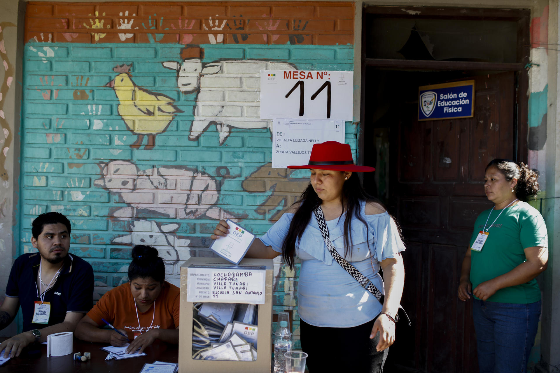 Una mujer vota en las elecciones generales de Bolivia este domingo, en la Escuela San Antonio, municipio de Villa Tunari (Bolivia). EFE/Rodrigo Sura