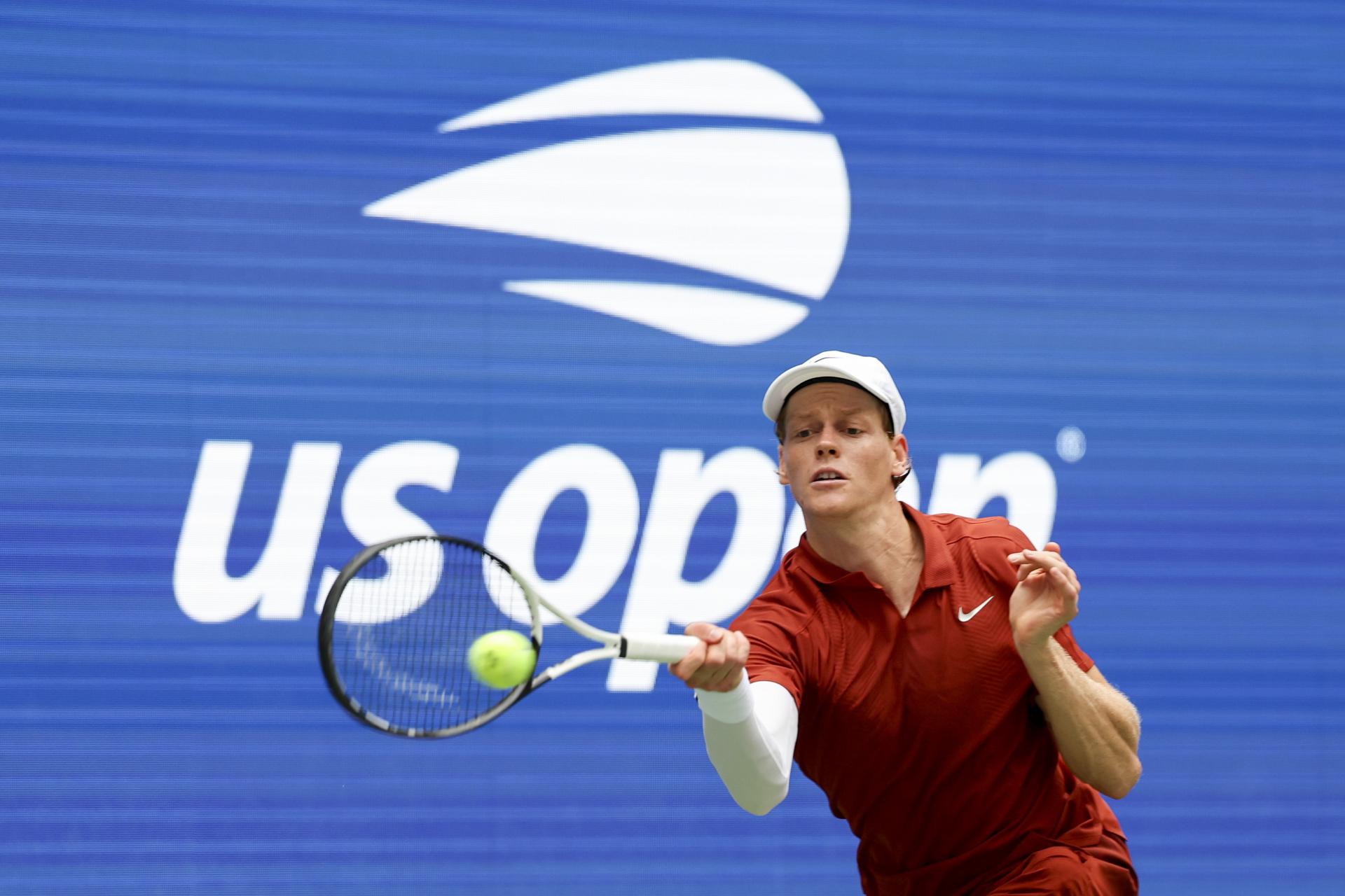 Jannik Sinner se impuso al australiano Alexei Popyrin por 6-3, 6-2 y 6-2 en dos horas y un minuto. EFE/EPA/SARAH YENESEL