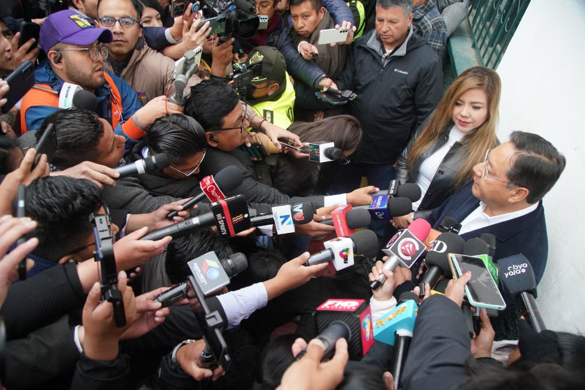 Fotografía cedida por la Presidencia de Bolivia del presidente de Bolivia, Luis Arce, hablando con periodistas después de votar este domingo en La Paz (Bolivia). EFE/ Presidencia de Bolivia