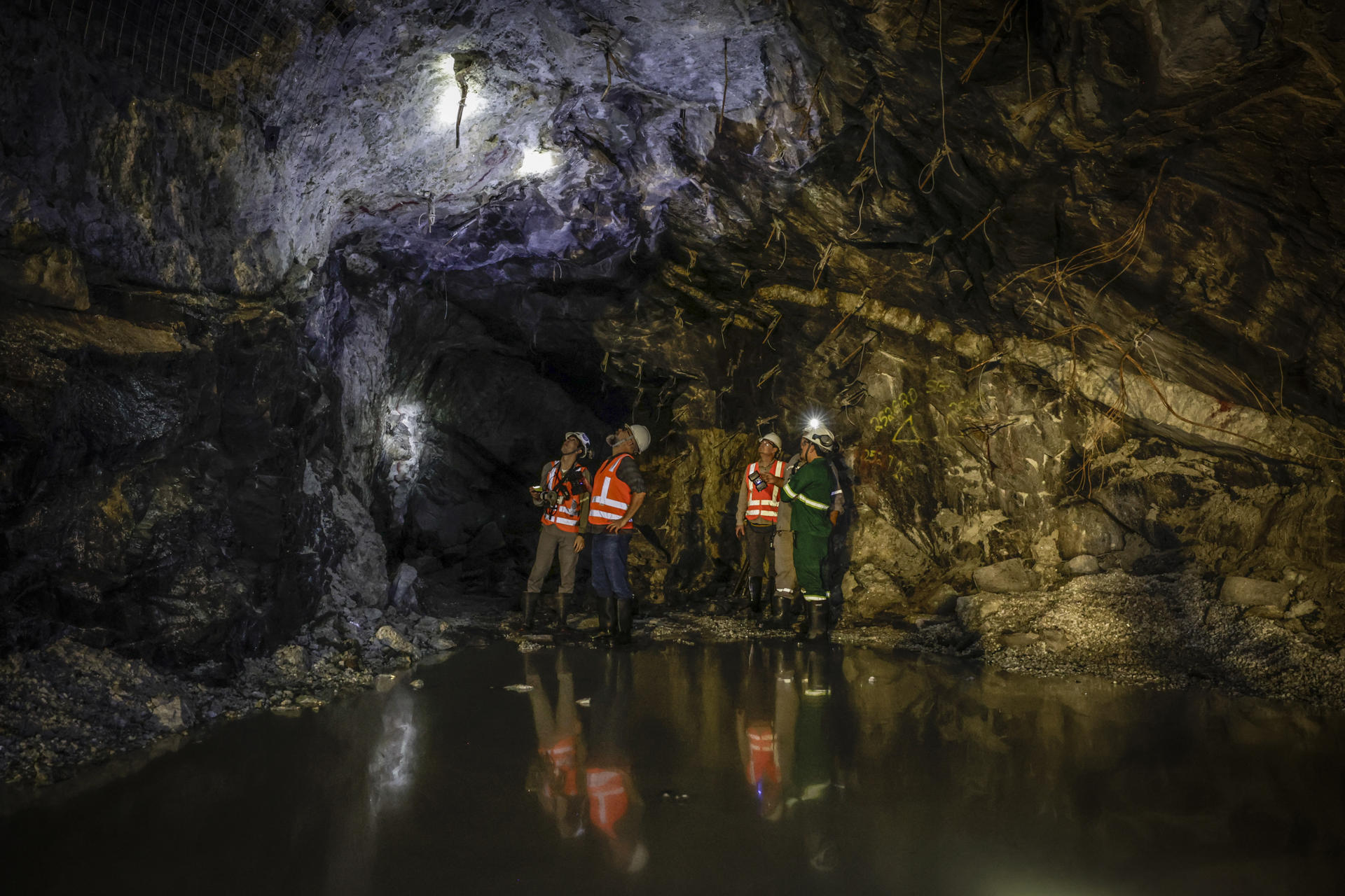 Geólogos y empleados de la Compañía Brasileira de Litio (CBL), observan formaciones de pegmatito, con presencia de cristales de espodumena en la mina Cachoeira, el 21 de agosto de 2025 en Araçuaí, Minas Gerais (Brasil). EFE/André Coelho
