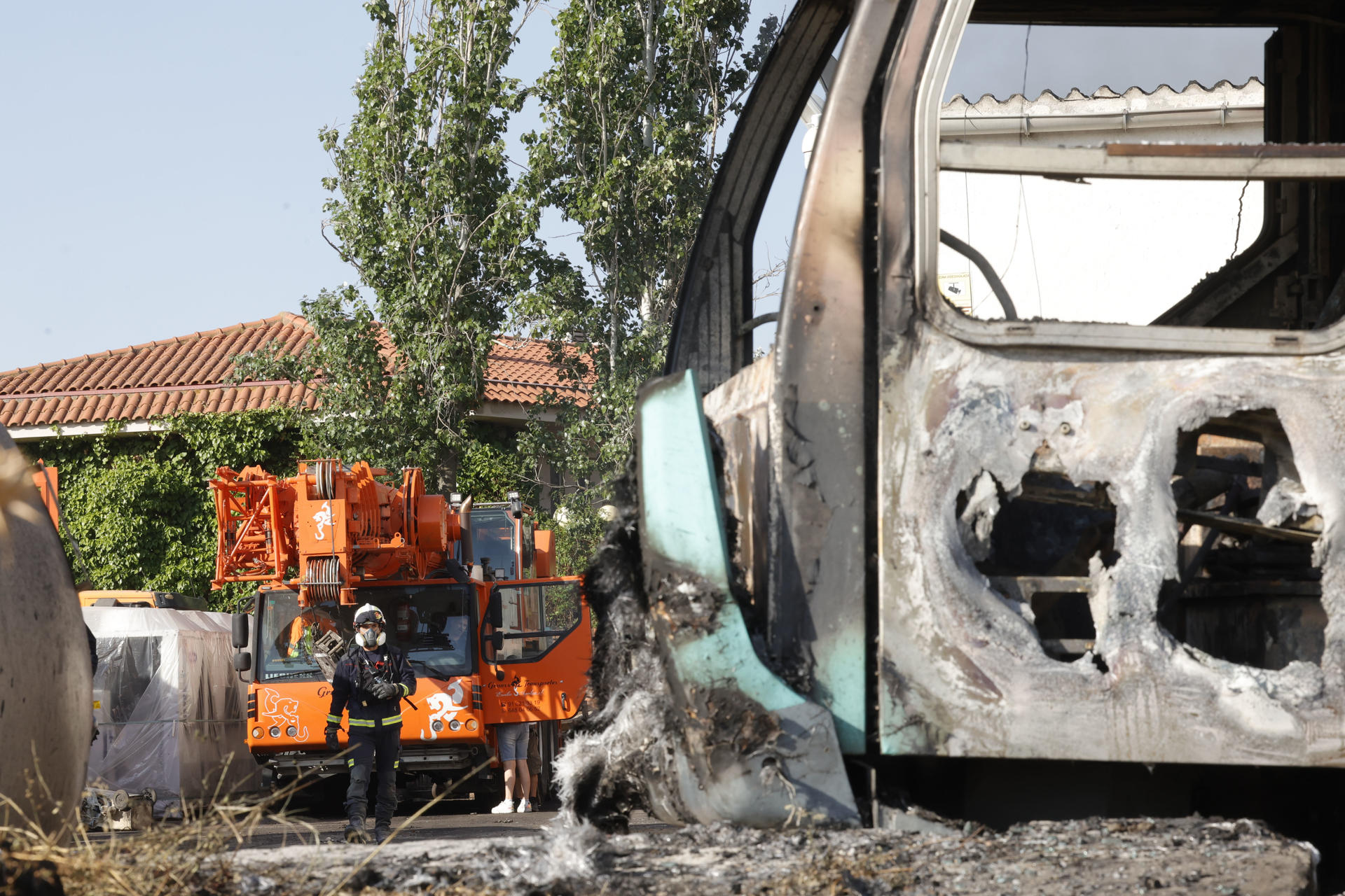 Un centenar de personas han sido desalojadas la madrugada de este lunes del Gran Hotel Los Ángeles, en la localidad madrileña de Getafe, como medida de prevención a consecuencia del incendio declarado en una nave industrial cercana. EFE/ Zipi