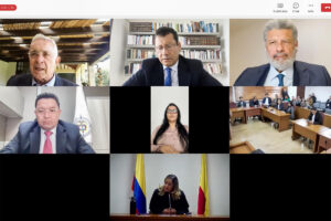 Captura de video del Complejo Judicial de Paloquemao que muestra a la jueza Sandra Heredia (centro abajo), y al expresidente colombiano Álvaro Uribe (i arriba) durante una audiencia que se realiza este viernes, en Bogotá (Colombia). EFE/ Complejo Judicial de Paloquemao