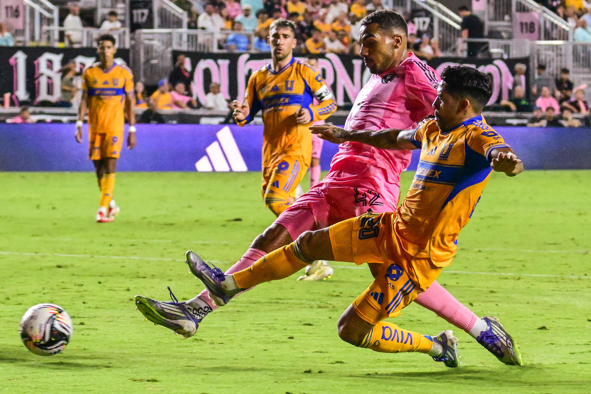 Yannick Bright (i) de Inter Miami disputa un balón con Javier Aquino de Tigres UANL durante el partido de cuartos de final de la Leagues Cup 2025 entre el Inter Miami CF y Tigres UANL, en Fort Lauderdale, Florida ( EE. UU.). EFE/ Giorgio Viera
