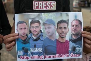 Los periodistas fueron víctimas de un ataque aéreo el domingo en la noche cuando se encontraban en una tienda de campaña junto al Hospital Al-Shifa en la ciudad de Gaza. EFE/EPA/AHMAD FALLAHA