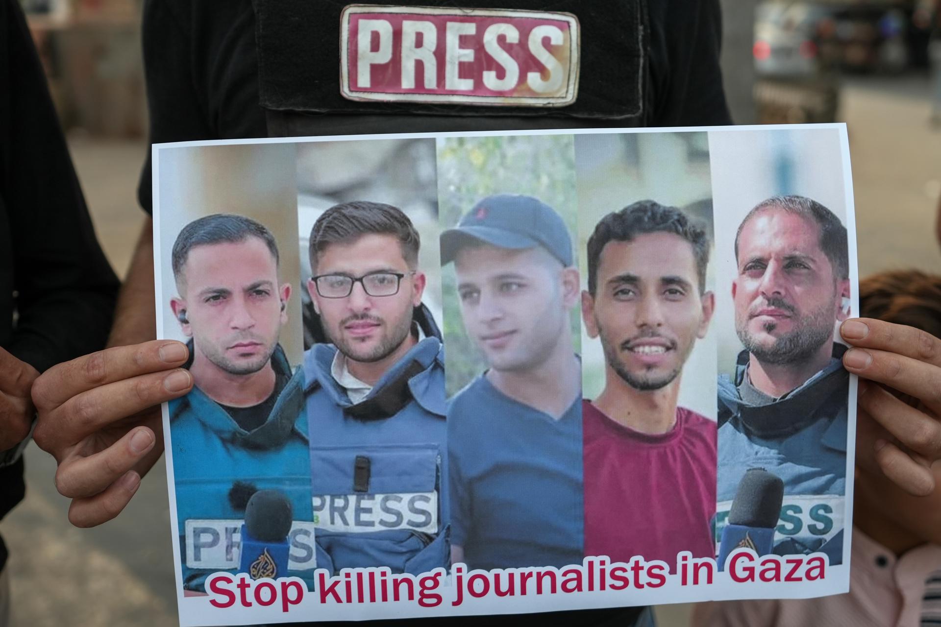 Los periodistas fueron víctimas de un ataque aéreo el domingo en la noche cuando se encontraban en una tienda de campaña junto al Hospital Al-Shifa en la ciudad de Gaza. EFE/EPA/AHMAD FALLAHA