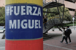 Fotografía que muestra un mensaje a favor del precandidato presidencial de Colombia Miguel Uribe Turbay este lunes, en Bogotá (Colombia). EFE/ Carlos Ortega