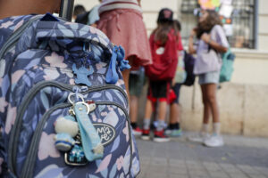 Varios niños aguardan para entrar al CEIP Lluís Vives de la Comunitat Valenciana. EFE/Manuel Bruque