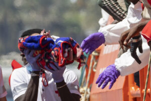Salvamento Marítimo ha rescatado en la madrugada de este domingo a 236 personas, según el balance provisional, que iban a bordo de un cayuco avistado por un barco mercante a unos 429 kilómetros al sur de Gran Canaria. En la imagen, llegada al puerto de Puerto de Arguineguín. EFE/Quique Curbelo