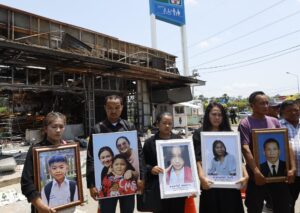 Kantharalak (Thailand), 01/08/2025.- Familiares de personas que fallecieron por el impacto de un cohete camboyano en una gasolinera en Tailandia. EFE/EPA/NARONG SANGNAK