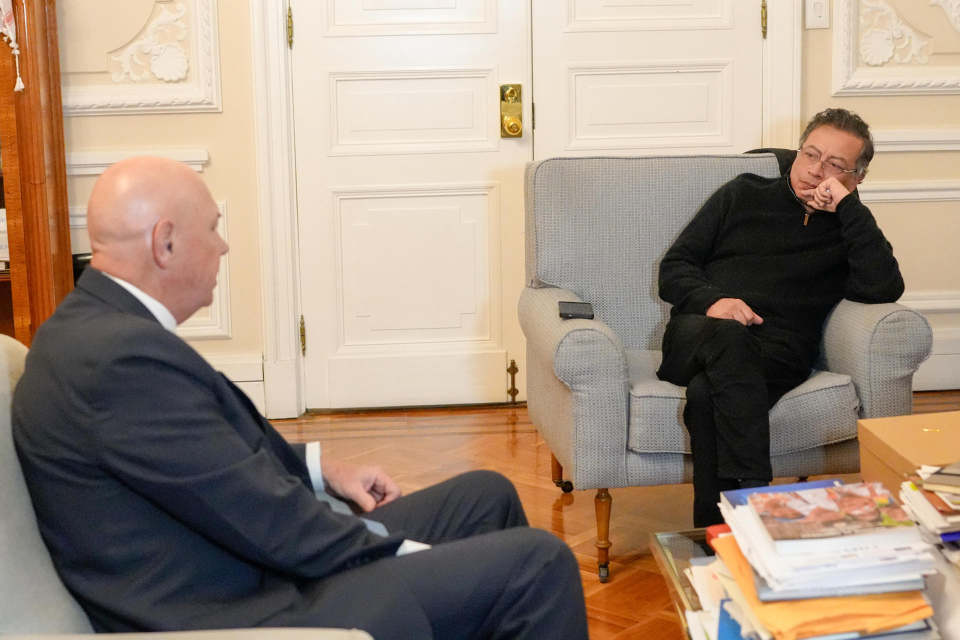 Fotografía cedida por la Presidencia de Colombia de su mandatario, Gustavo Petro (d), durante una reunión con el encargado de negocios de la Embajada de Estados Unidos en Colombia, John McNamara, este jueves, en la Casa de Nariño (sede de Gobierno) en Bogotá (Colombia). EFE/ Presidencia de Colombia