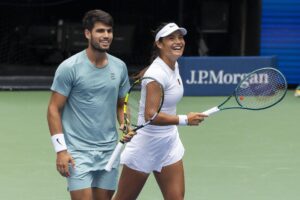 El tenista español Carlos Alcaraz y la británica Emma Raducanu quedaron eliminados este martes en la primera ronda del dobles mixto del Abierto de Estados Unidos a manos de la estadounidense Jessica Pegula y el británico Jack Draper. EFE/EPA/JUSTIN LANE