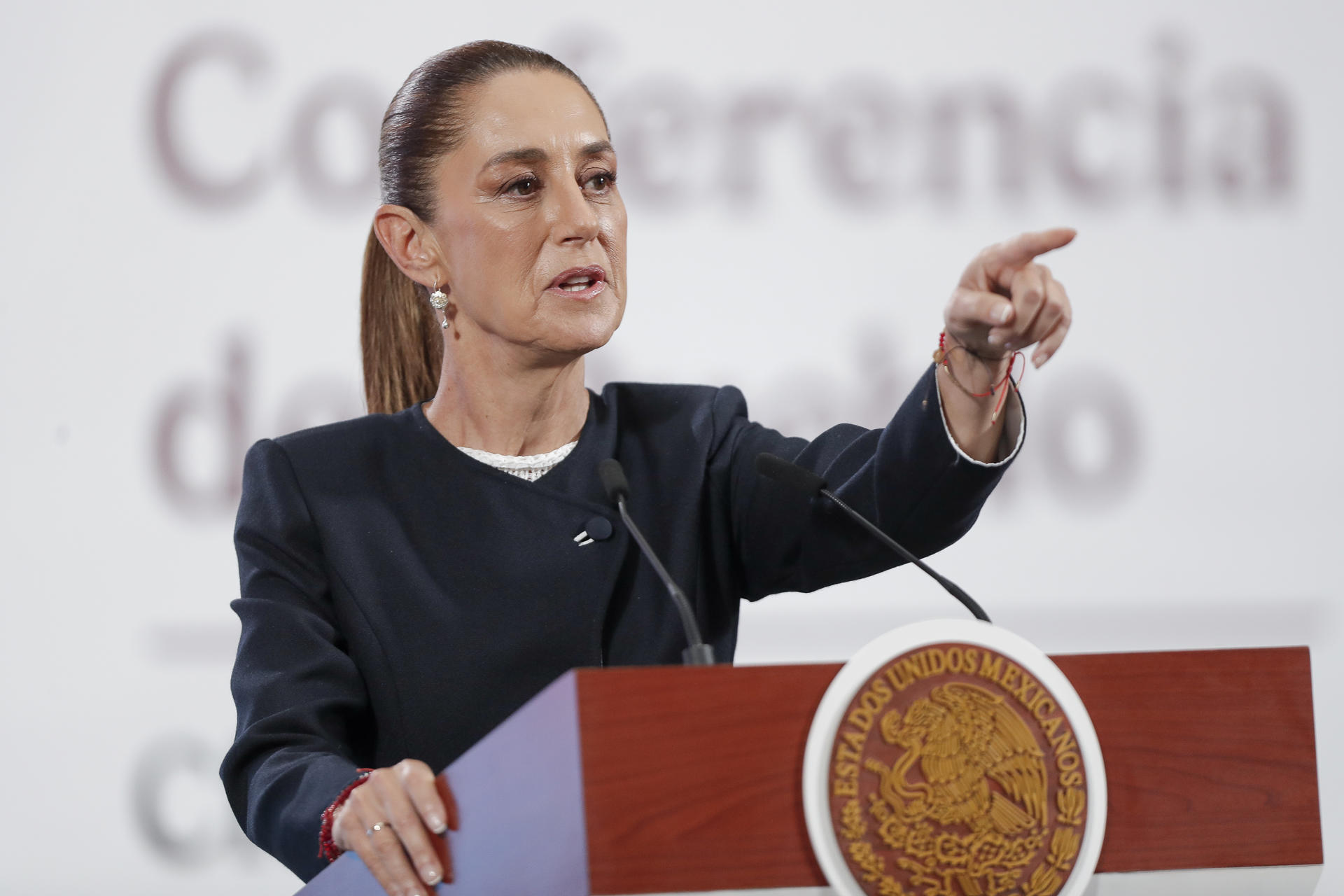 La presidenta de México, Claudia Sheinbaum, habla en una rueda de prensa este martes, en el Palacio Nacional de la Ciudad de México (México). EFE/ Isaac Esquivel