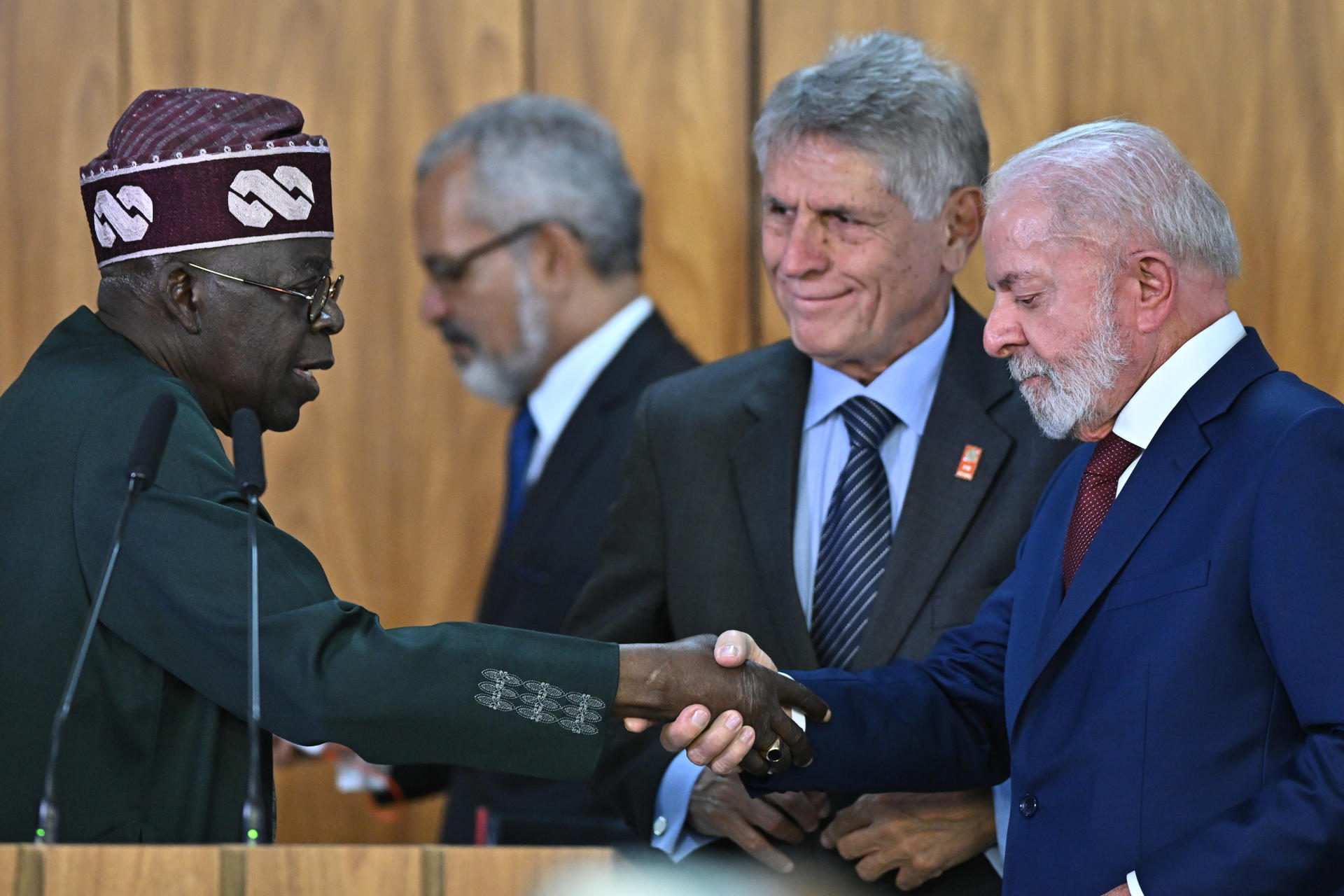 El presidente de Brasil, Luiz Inácio Lula da Silva (d), estrecha la mano de su homólogo de Nigeria, Bola Tinubu, durante una ceremonia este lunes, en el Palácio del Planalto en Brasilia (Brasil). EFE/ Andre Borges