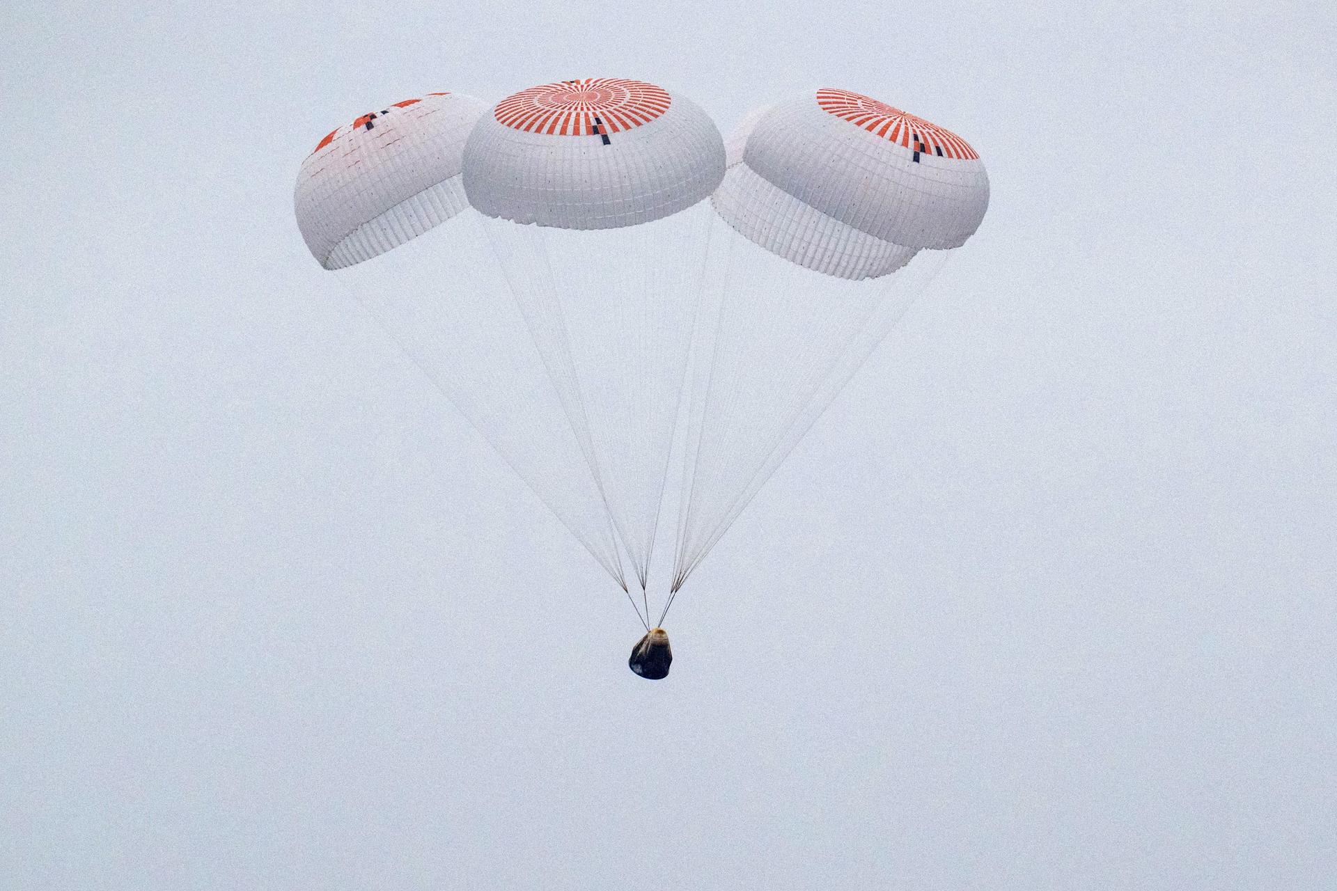 Fotografía proporcionada por la NASA, que muestra a la nave espacial SpaceX Crew Dragon Endurance mientras aterriza en el Océano Pacífico frente a la costa de San Diego, EE.UU., el 9 de agosto de 2025. EFE/NASA/Keegan Barber