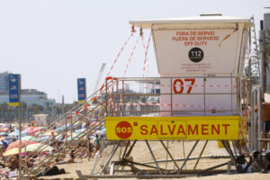 Aspecto de una torre de salvamento en la playa de la Barceloneta, este viernes, en que los socorristas, en huelga desde el pasado 1 de agosto, se han concentrado frente al Ayuntamiento de Barcelona.EFE/ Quique García