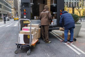 Fotografía de archivo de un servicio de paquetería en Estados Unidos. 
EFE/EPA/SARAH YENESEL