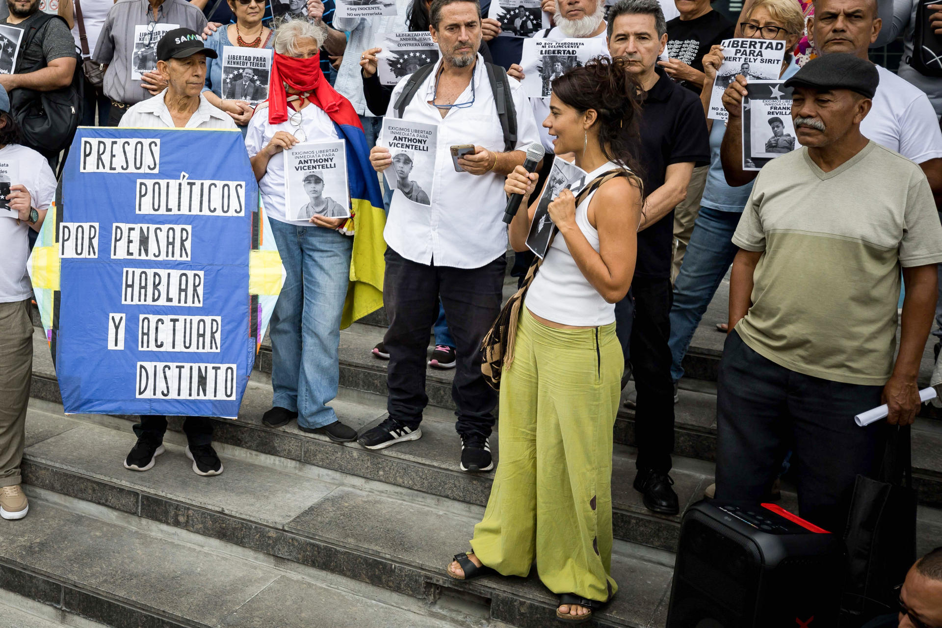 Foto de archivo de la activista Martha Grajales (2d) habla en una manifestación en Caracas (Venezuela). EFE/ MIGUEL GUTIÉRREZ