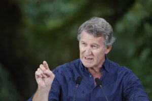 El líder del PP, Alberto Núñez Feijóo, durante el acto de inauguración de la temporada política este domingo en la localidad pontevedresa de Cerdedo-Cotobade. EFE/ Lavandeira Jr