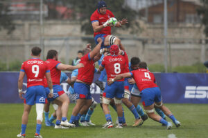 Acción del partido entre los Cóndores, de Chile, y los Teros, de Uruguay, clasificatorio a la Copa Mundial de Rugby de 2027 en el estadio Municipal de La Pintana en Santiago. EFE/Esteban Garay
