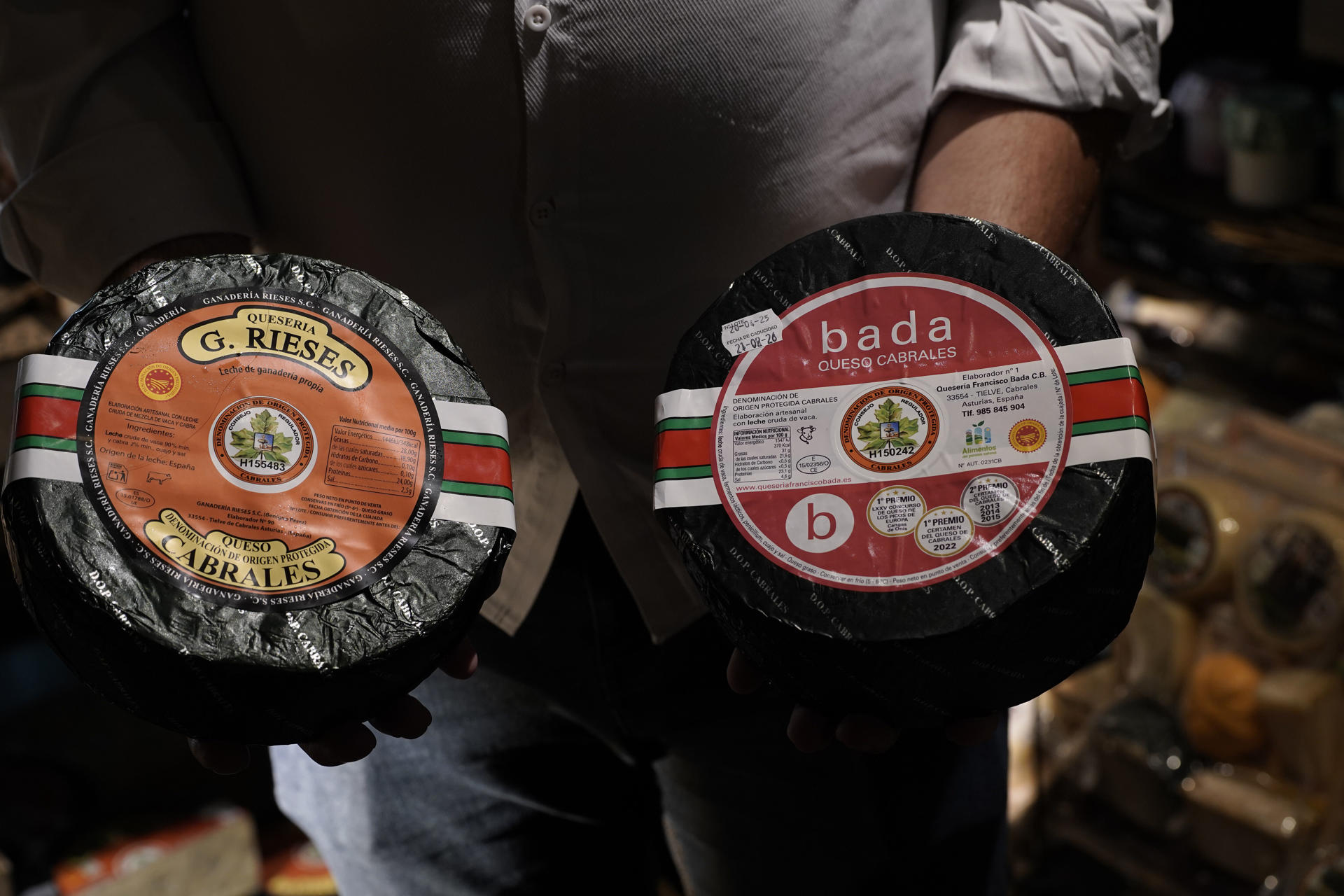 Es el queso azul español por excelencia y el próximo domingo podría batir por quinta vez el récord del lácteo más caro del mundo, pero aunque su inconfundible olor y aspecto lo delatan mucho antes de llegar al paladar, pocos conocen el largo proceso de elaboración del queso Cabrales, un oficio artesanal, íntimamente ligado al territorio y que pasa de padres a hijos. EFE/ Paco Paredes